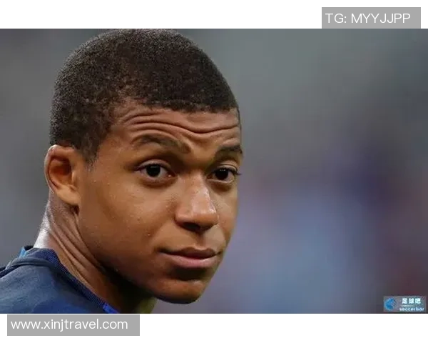 足球球星假笑瞬间背后的真实情感与场上压力解析 足球球星假笑瞬间背后的真实情感与场上压力解析